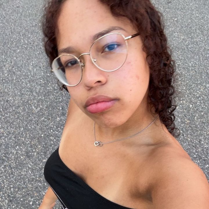 @curly_livia
